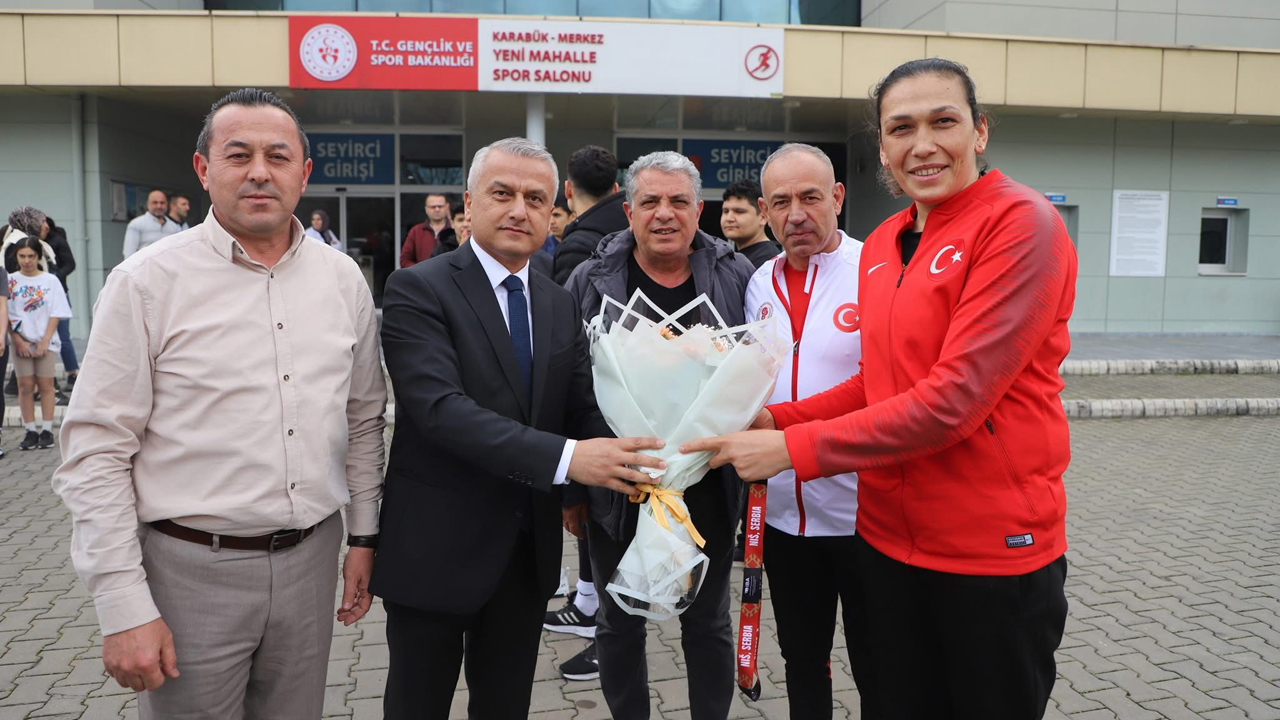 MİLLİ BOKSÖR ELİF GÜNERİ ‘YE COŞKULU KARŞILAMA