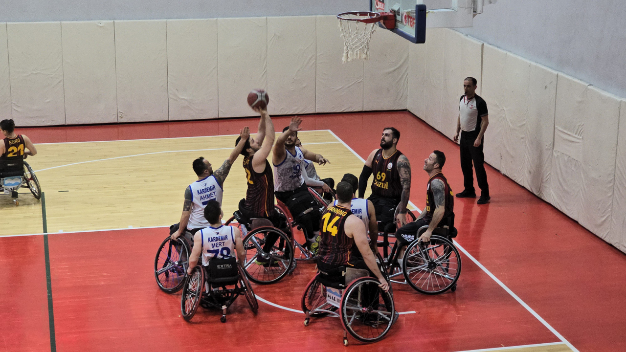 Tekerlekli Sandalye Basketbol Süper Lig Play-off çeyrek final serisi ikinci maçında Karabük Demir Kartal'ın konuğu olan Galatasaray Fuzul, müsabakayı 84-69 kazandı.