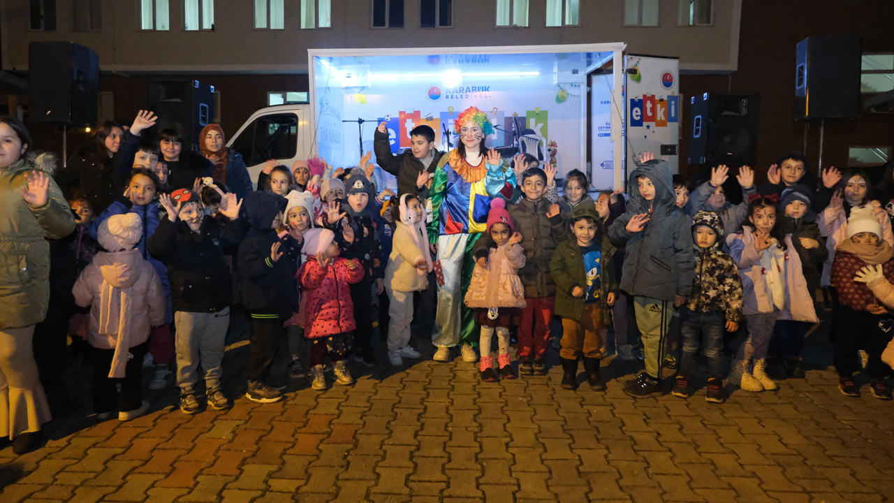 Karabük Belediyesi tarafından Ramazan ayına özel olarak düzenlenen “Ramazan Tiyatrosu Mahallenizde” etkinliği, 5000 Evler Bahçelievler Mahallesi’nde vatandaşlarımızın yoğun katılımıyla gerçekleşti.