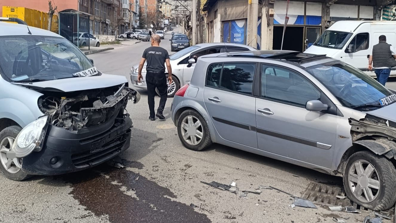 Karabük'te hafif ticari araç ile otomobilin çarpışması sonucu meydana gelen kazada 2 kişi yaralandı.