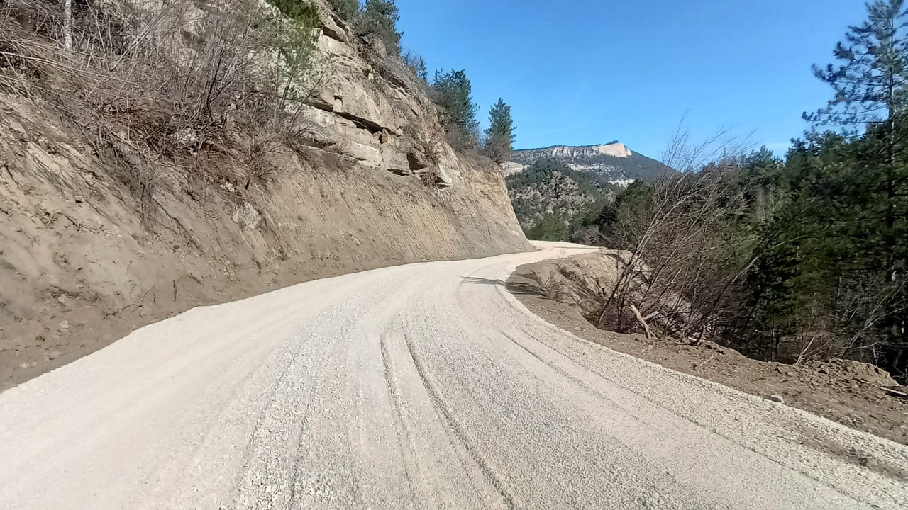 Karabük'ün Ovacık ilçesinde heyelan nedeniyle kapanan köy yolu ekiplerin çalışmasıyla yeniden ulaşıma açıldı.