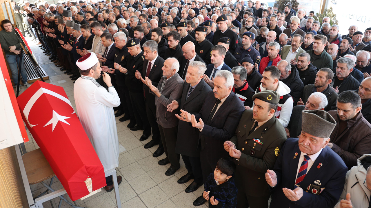 Karabük'te vefat eden 79 yaşındaki Kıbrıs gazisi Kazım Sezer düzenlenen törenle son yolculuğuna uğurlandı.