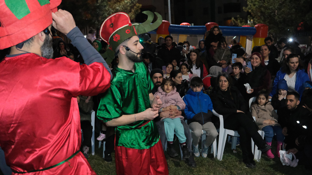 Karabük Belediyesi tarafından düzenlenen “Ramazan Tiyatrosu Mahallenizde” etkinliği, Ramazan ayının ikinci gününde Aydınlıkevler ve Fevzi Çakmak Mahallesi sakinlerini bir araya getirdi. Çebioğlu İhlas Evler Parkı’nda gerçekleşen etkinliğe vatandaşlar yoğun ilgi gösterdi.