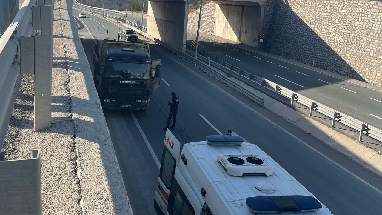 Karabük'ün Safranbolu ilçesinde tır ile çarpışan otomobilin sürücüsü yaralandı.