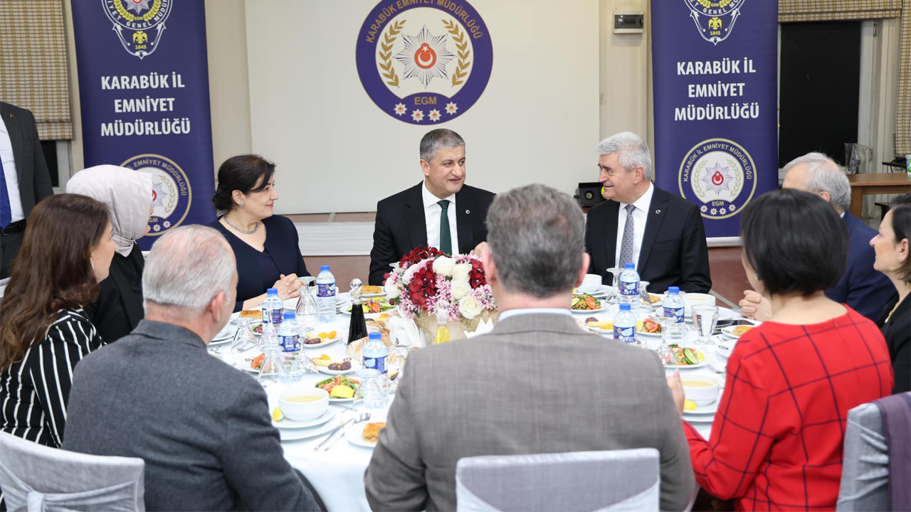 Karabük Valisi Mustafa Yavuz ve Eşi Süreyya Yavuz, Emniyet Teşkilatı mensuplarıyla iftar programında bir araya geldi.