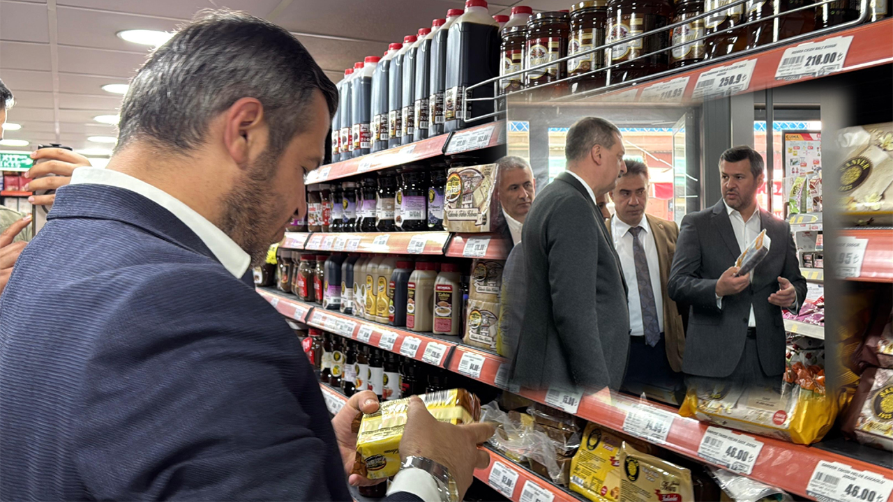 Karabük Belediye Başkanı Özkan Çetinkaya, vatandaşların temel gıda ve tüketim ürünlerine güvenli, sağlıklı ve adil fiyatlarla ulaşabilmesi amacıyla gerçekleştirilen denetimlere bizzat katıldı.