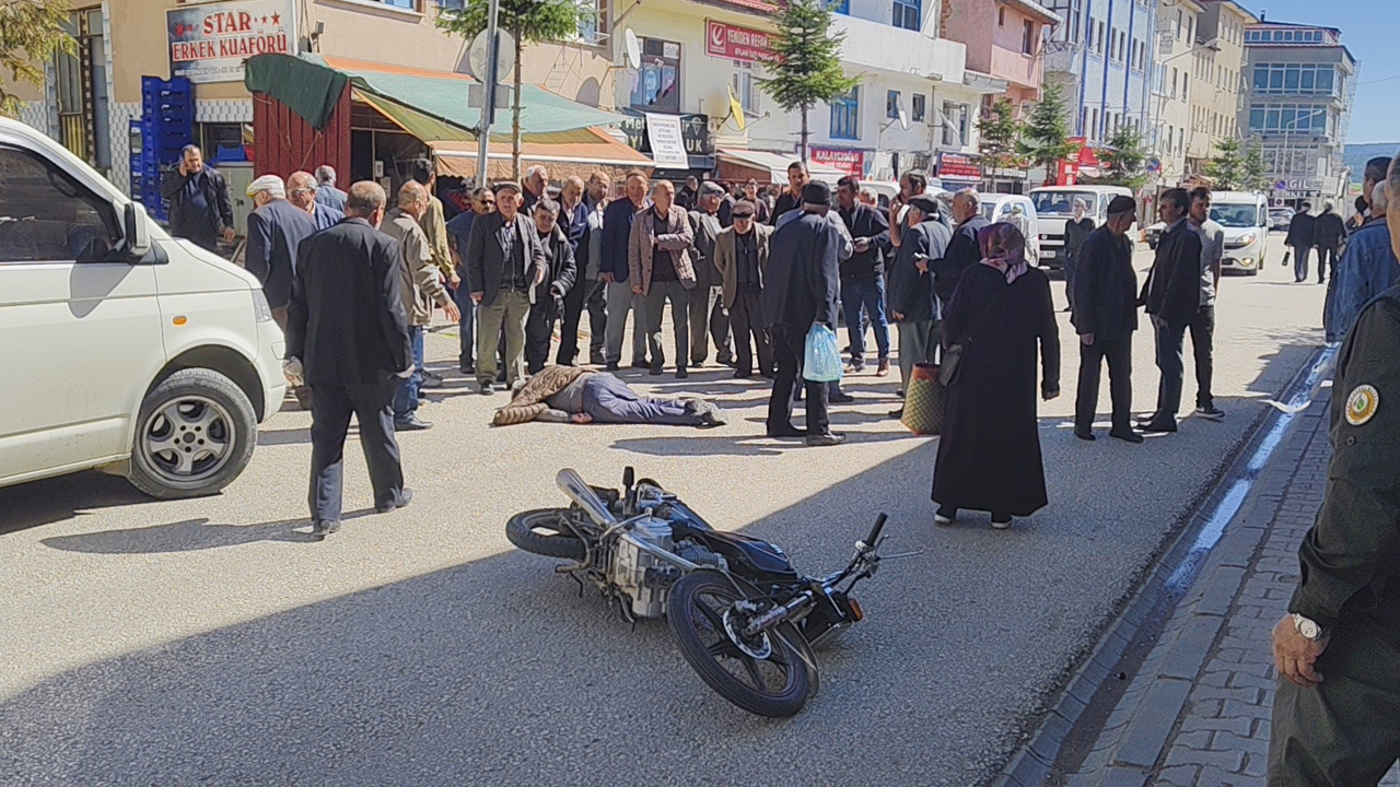 Karabük'ün Eflani ilçesinde motosikletin yayaya çarptığı kazada 1'i ağır 2 kişi yaralandı.