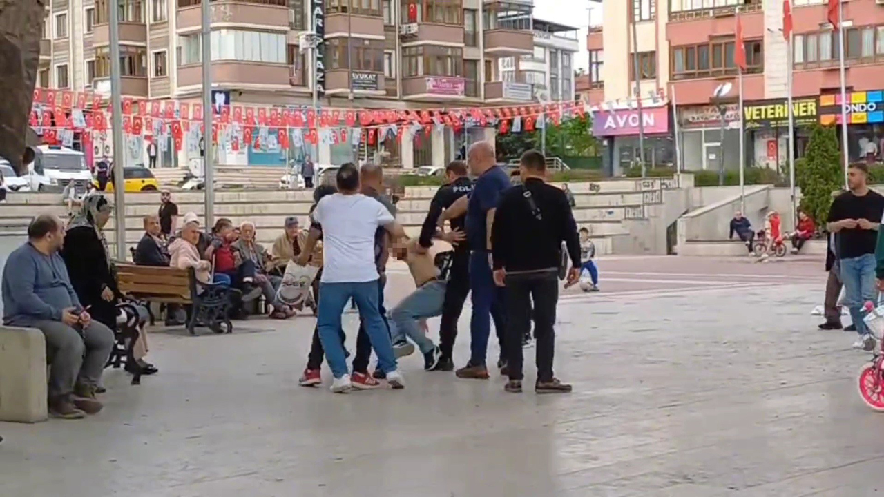 Karabük'ün Safranbolu ilçesinde kavgaya karışan bir şahsın polis ekiplerine yaşattığı zor anlar cep telefonu kamerası tarafından kaydedildi.