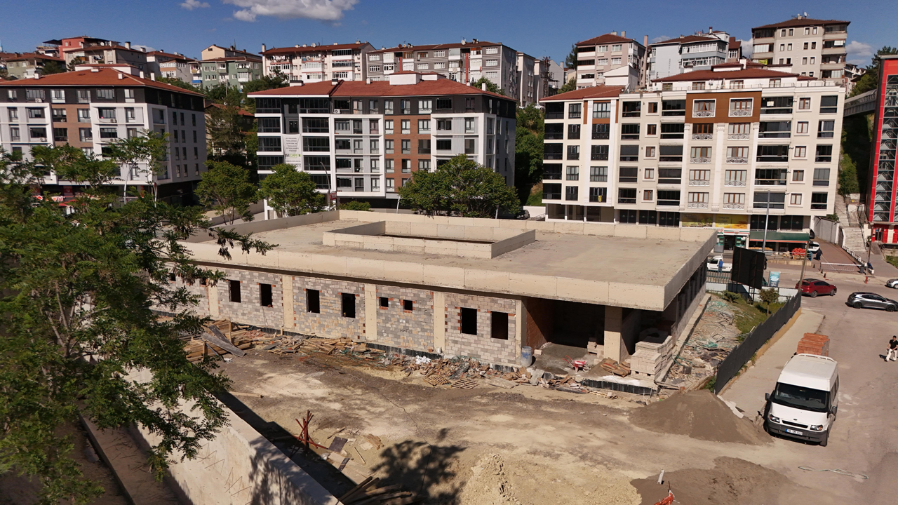 Karabük Belediyesi tarafından, hayırsever iş insanı Osman Yeşilyurt'un desteğiyle yapımı sürdürülen Melike Yeşilyurt Kreşi'nde inşaat çalışmaları hızla devam ediyor.