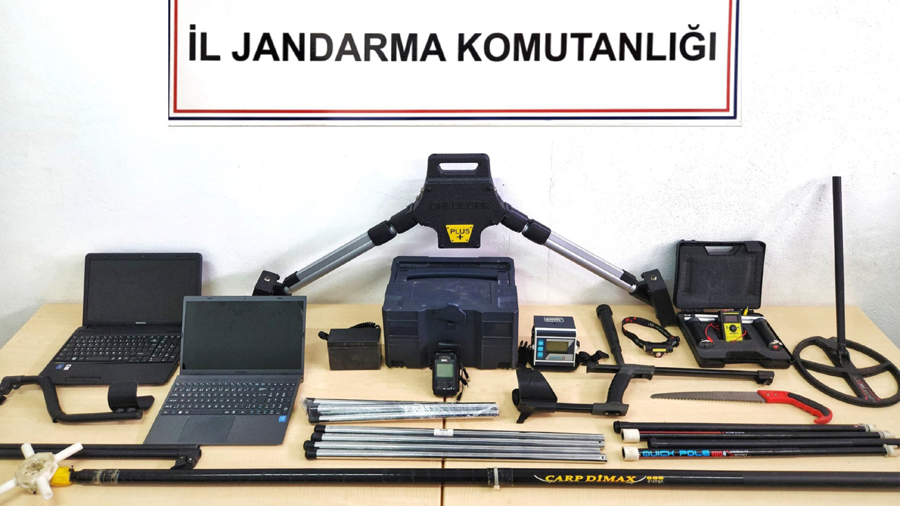 Karabük’ün Safranbolu ilçesinde izinsiz define aradığı belirlenen 5 kişi, jandarma ekipleri tarafından suçüstü yakalandı. Şüphelilerle birlikte yaklaşık 2 milyon lira değerinde çeşitli define arama cihazı ele geçirildi.