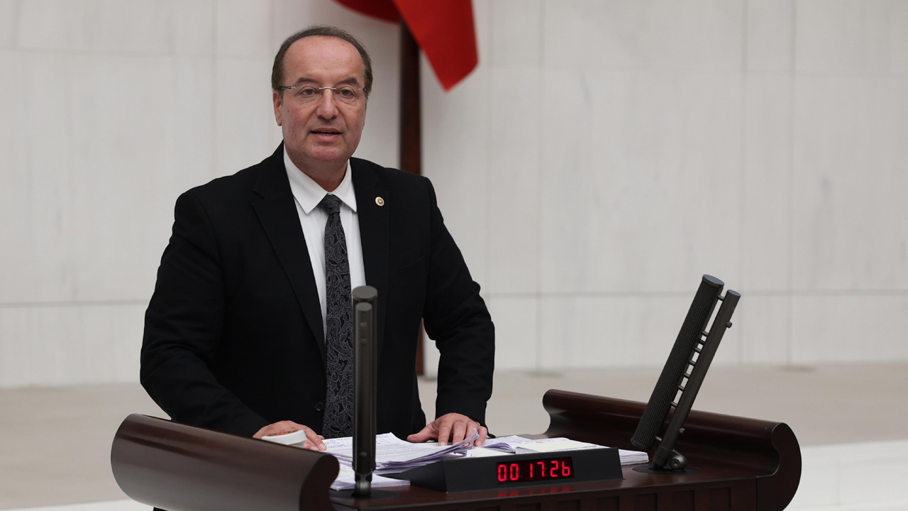 TBMM Genel Kurulu'nda konuşan CHP Karabük Milletvekili Cevdet Akay, “Diyanet İşleri Başkanlığının kurban kesim ücretini 2018 yılında 850 TL, 2025 yılı için de 13.500 TL olarak açıkladı. 2018 yılında emekli ikramiyesinin kurban kesim ücretine oranı yüzde 117'ydi. Şimdi bu oran yüzde 29. Bu ücretle emeklinin, işçinin, dar gelirlinin, asgari ücretlinin kurban kesmesi mümkün değil.” dedi.