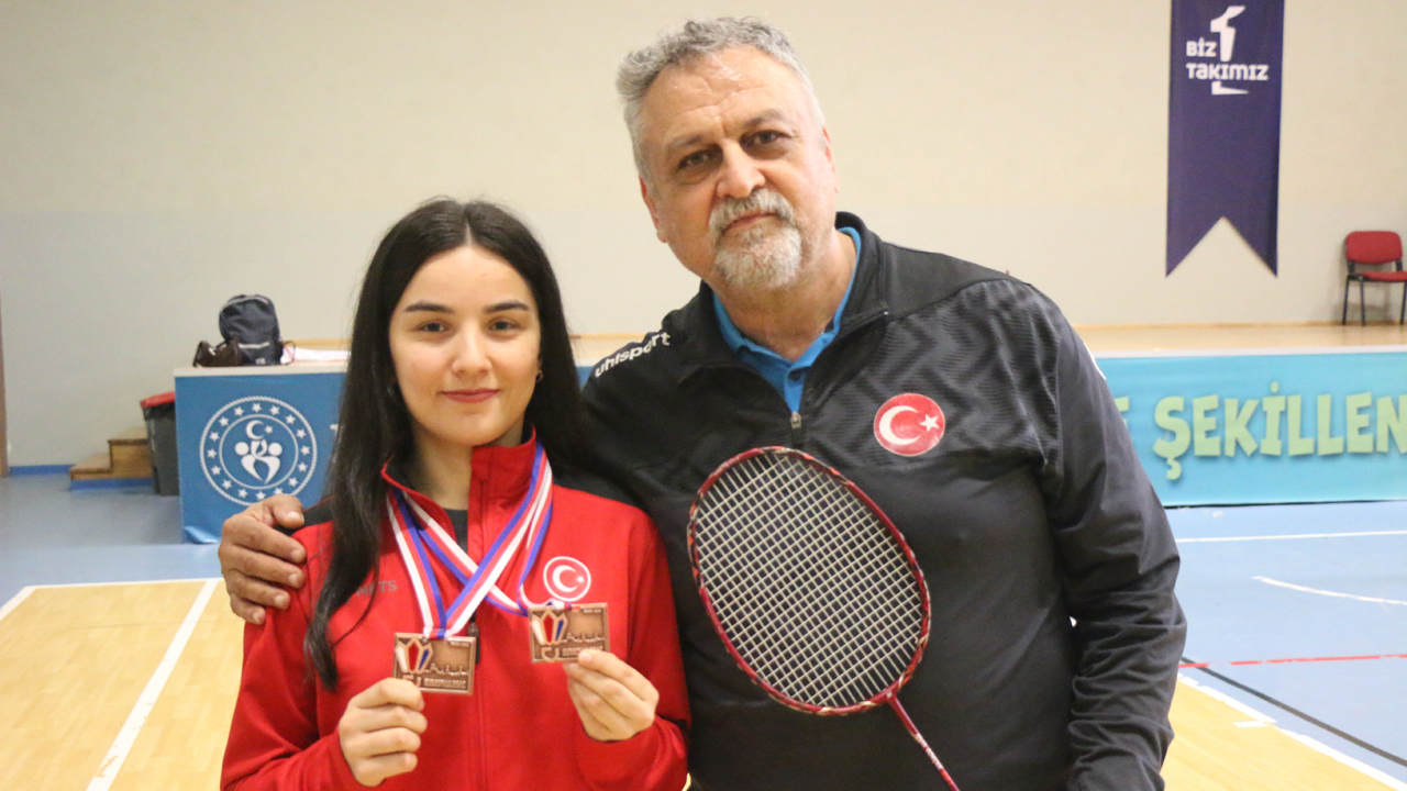 Karabüklü işitme engelli milli badminton sporcusu Halenur Küçüksevgili hedefinin İşitme Engelliler Olimpiyatları'nda (Deaflympics) ülkesini en güzel şekilde temsil etmek olduğunu söyledi. Kariyerinde birçok Türkiye şampiyonluğu ve Avrupa dereceleri bulunan Halenur, olimpiyatta başarı hedeflediğini dile getirdi.