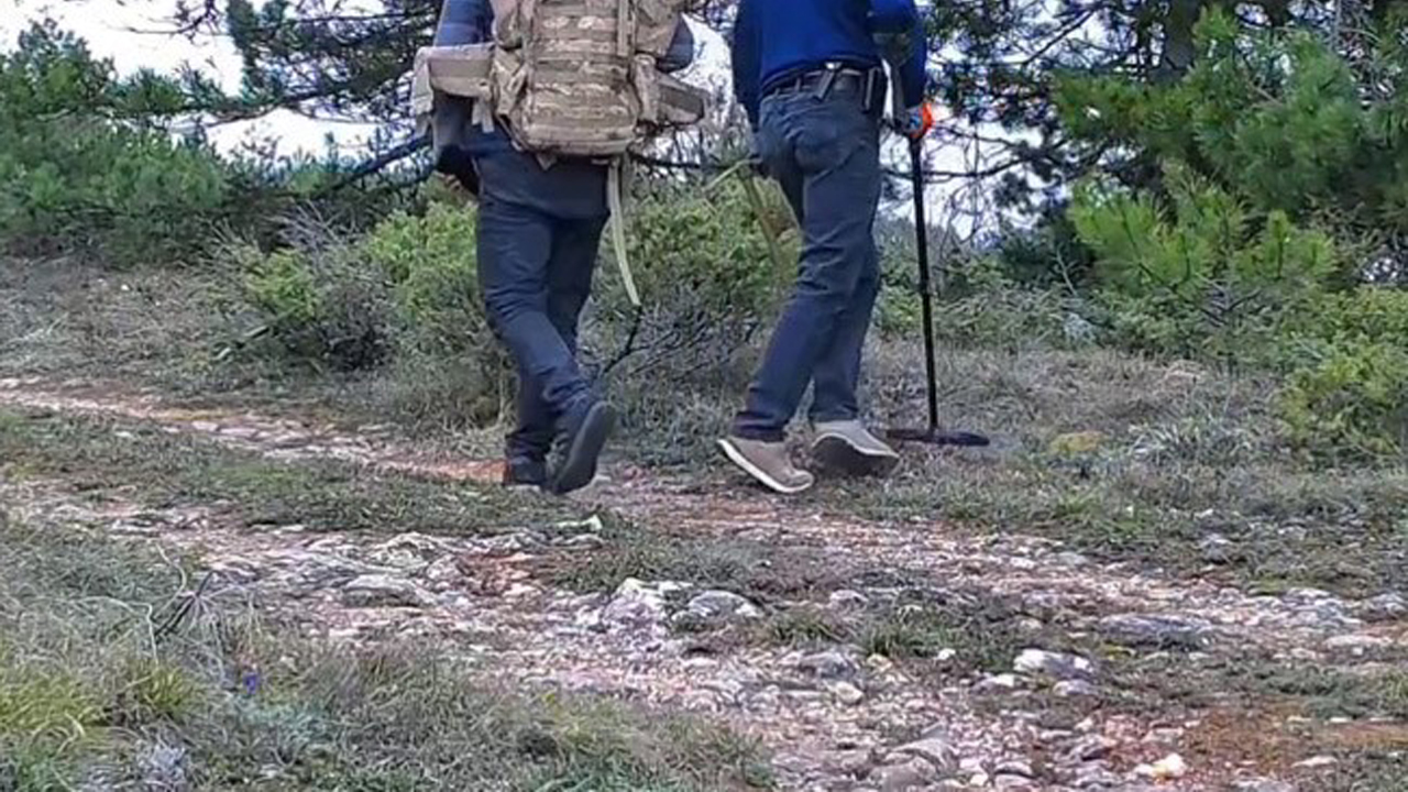 Karabük’ün Safranbolu ilçesinde ayı, karaca, tilki, domuz, tavşan ve sansar ile dedektörle define arayan 2 kişi fotokapana yansıdı. Görüntülerin sosyal medyaya düşmesi sonrası Jandarma ekipleri definecileri yakalamak için çalışma başlattı.
