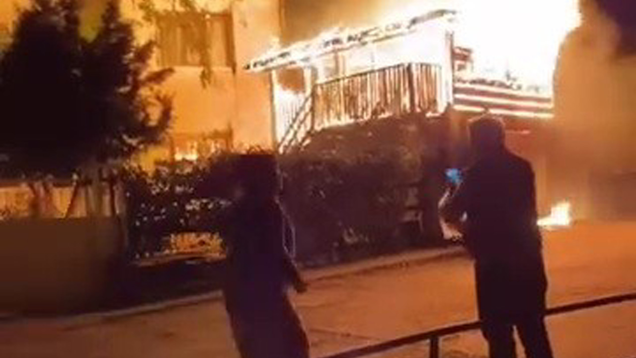 EVİN ÖNÜNDEKİ GARAJ ALEVLERE TESLİM OLDU