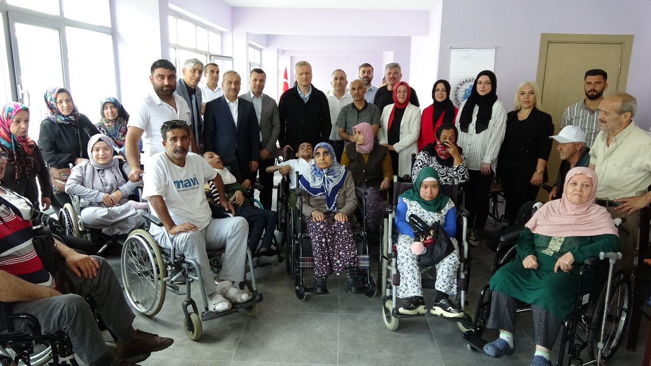 Türkiye Sakatlar Derneği Karabük Şubesi, KARDEMİR'in desteğiyle temin ettiği tekerlekli sandalyeleri ihtiyaç sahibi engellilere bayram öncesinde teslim etti.
