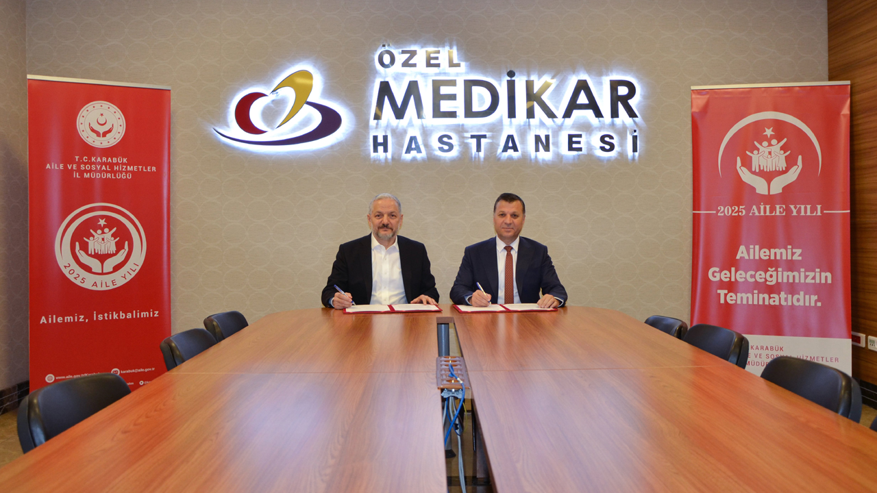 “Türkiye Aile Yılı” çalışmaları kapsamında Karabük Aile ve Sosyal Hizmetler İl Müdürlüğü ile Özel Medikar Hastanesi arasında, ailelere yönelik doğum paketi hizmetlerinde Türkiye genelini kapsayacak şekilde %15 oranında indirim uygulanmasını öngören protokol imzalandı.