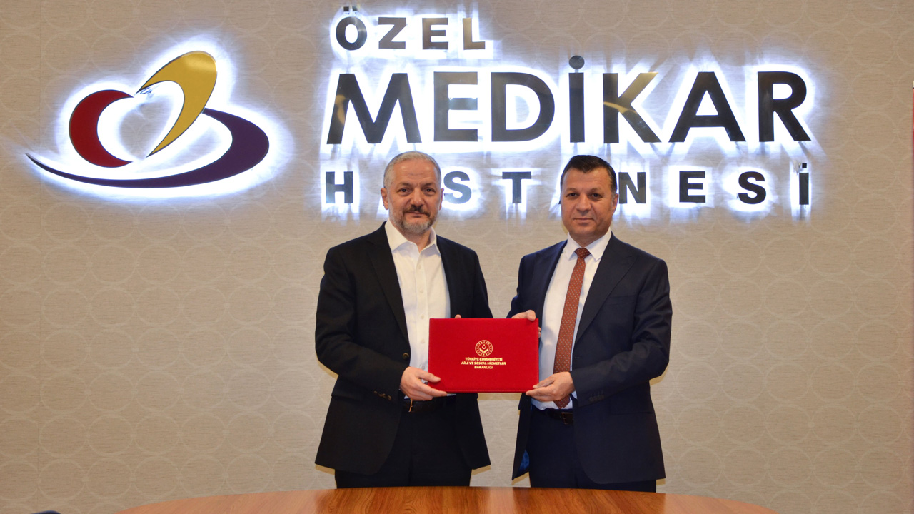 “Türkiye Aile Yılı” çalışmaları kapsamında Karabük Aile ve Sosyal Hizmetler İl Müdürlüğü ile Özel Medikar Hastanesi arasında, ailelere yönelik doğum paketi hizmetlerinde Türkiye genelini kapsayacak şekilde %15 oranında indirim uygulanmasını öngören protokol imzalandı.