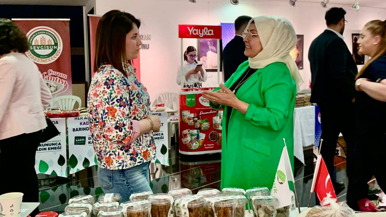 Güvenilir Ürün Platformu öncülüğünde, yerli üretimi desteklemek amacıyla başlatılan “Türkiye’nin Kahramanları” projesi kapsamında Ankara’da düzenlenen Üretici Programı’nda, Karabük’ü temsilen katılan Uğraşan Kadın Üretim ve İşletme Kooperatifi (KABUK), AK Parti Karabük Milletvekili Cem Şahin’in eşi Esra Şahin tarafından yalnız bırakılmadı.