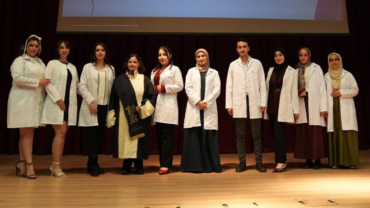 Karabük Üniversitesi (KBÜ) Fizyoterapi öğrencileri beyaz önlüklerini törenle giydi.