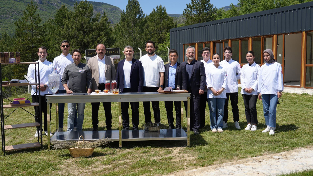 Karabük Üniversitesi(KBÜ) Gastronomi Kulübünün yürütücülüğünü üstlendiği "Safran Tarifnamesi Projesi", safranın bilimsel ve gastronomik yönleriyle tanıtıldığı bir etkinlik olarak Safranbolu'da hayata geçirildi.