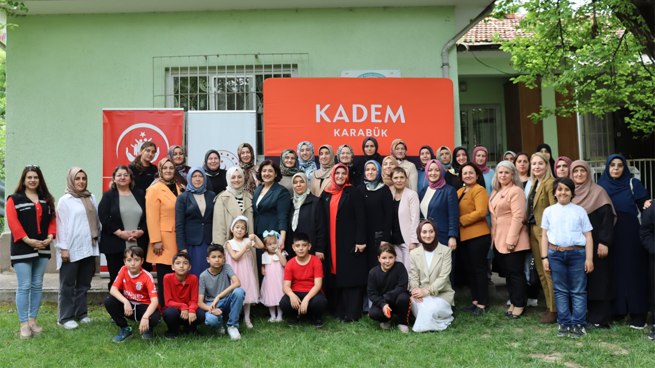 Karabük Valiliğinin himayesinde yürütülen ‘İşte Birlik Güçte Birlik: Karabük, Kamu-STK İş Birliği’ Projesi kapsamında, “Kadınlara Mesleki Beceri Kazandırma” başlığı altında hayata geçirilen “Kadınlar ve Çocuklar Birlikte Öğreniyor” projesinin lansman toplantısı gerçekleştirildi.