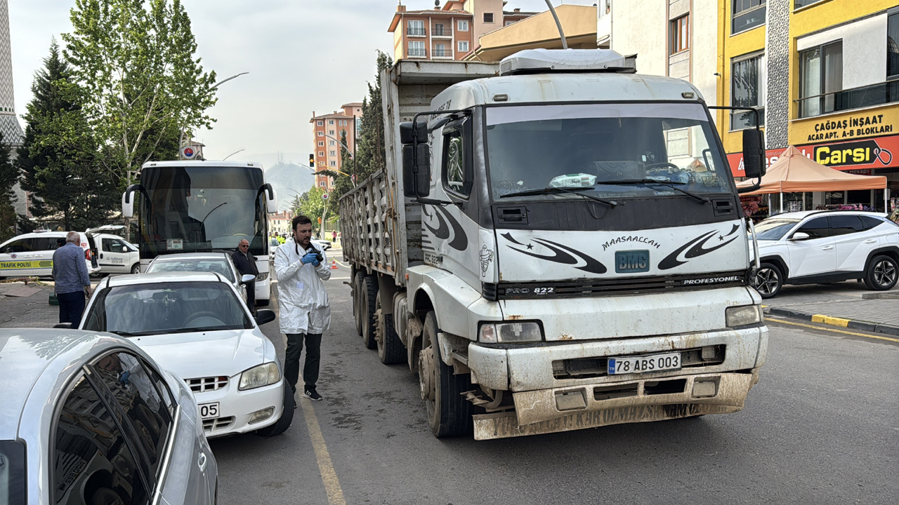 Karabük'te yolun karşısına geçmeye çalışan 18 yaşındaki Afganistan uyruklu genç kız kamyonun çarpması sonucu hayatını kaybetti.