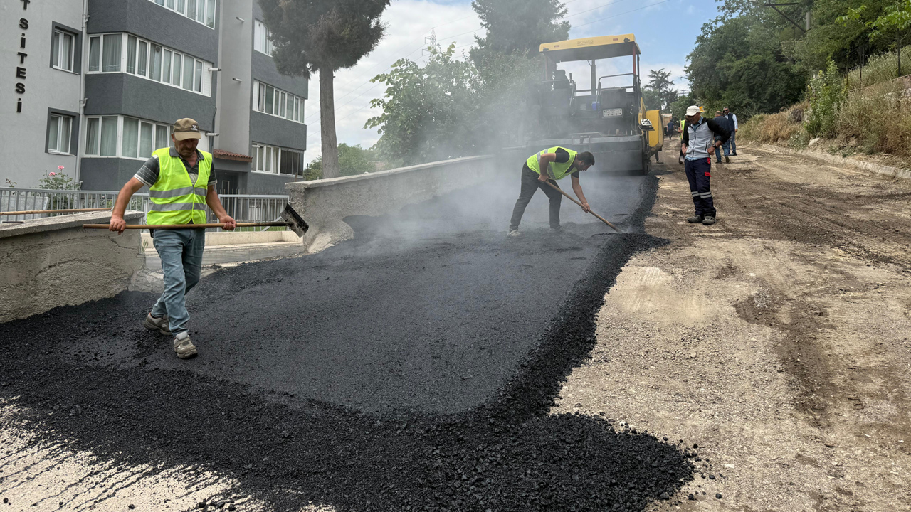 Karabük Belediyesi, şehir genelinde yol konforunu artırmak ve altyapıyı güçlendirmek amacıyla yürüttüğü asfaltlama çalışmalarını kesintisiz sürdürüyor.