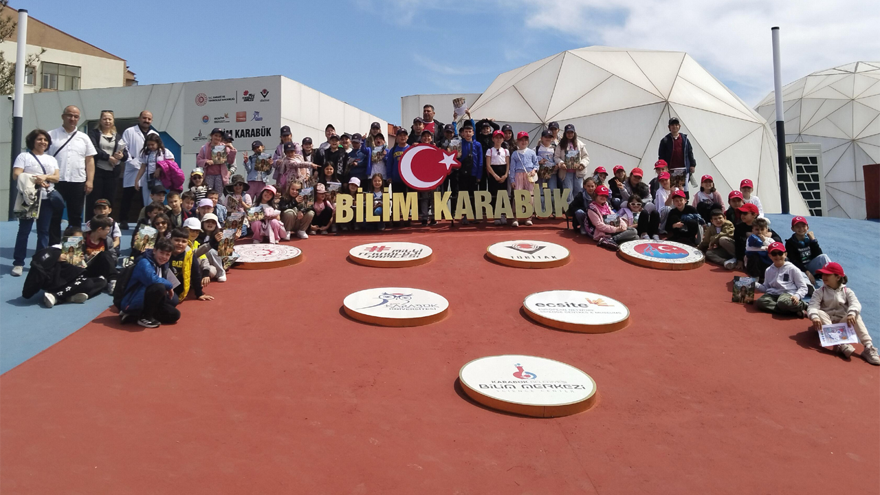 Karabük Belediyesi Bilim Merkezi, sadece Karabük’te değil, çevre illerdeki öğrenciler için de bilim ve teknolojiyle tanışmanın adresi olmaya devam ediyor. Son olarak Bartın’dan gelen 105 kişilik öğrenci grubu, merkezin sunduğu interaktif ve eğitici içeriklerle dolu bir programa katıldı.