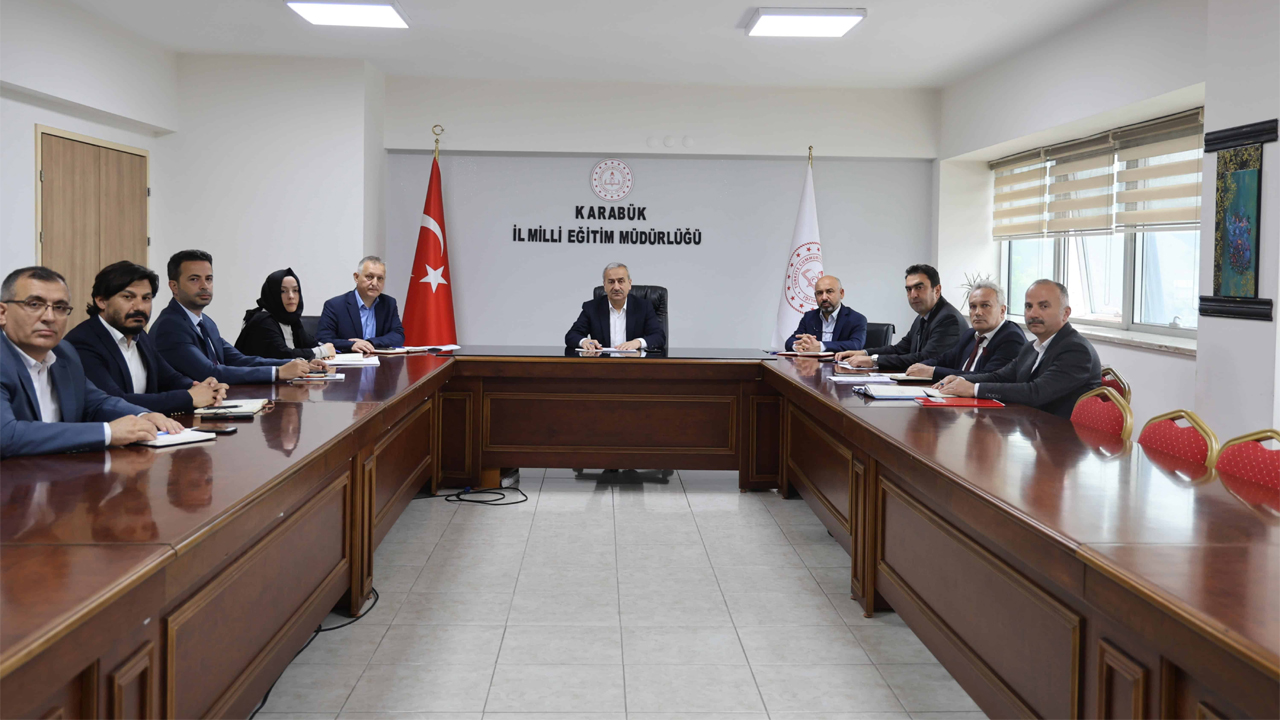 Karabük’te İl Millî Eğitim Müdürü Nevzat Akbaş başkanlığında, Haftalık Değerlendirme Toplantısı gerçekleştirildi.