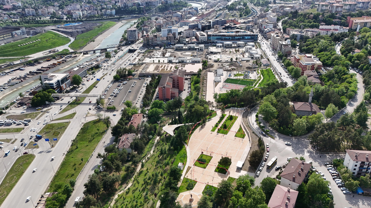 Karabük’te yapımı devam eden ve vatandaşlar tarafından heyecanla beklenen Millet Bahçesi projesinde sona yaklaşıldı. Şehrin sosyal yaşamına ve yeşil dokusuna önemli katkılar sunacak projede çalışmalar tüm hızıyla sürüyor.