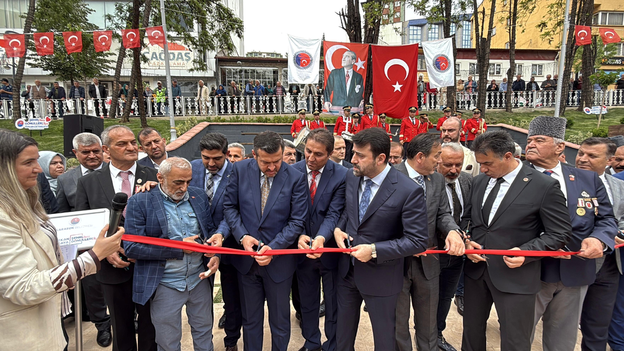 Karabük Belediyesi, şehir merkezinde uzun süredir atıl durumda bulunan önemli bir alanı, anlamlı bir projeyle şehir yaşamına kazandırdı. Belediye Başkanı Özkan Çetinkaya’nın girişimleriyle hayata geçirilen Şehitler Parkı, düzenlenen törenle vatandaşların hizmetine sunuldu.