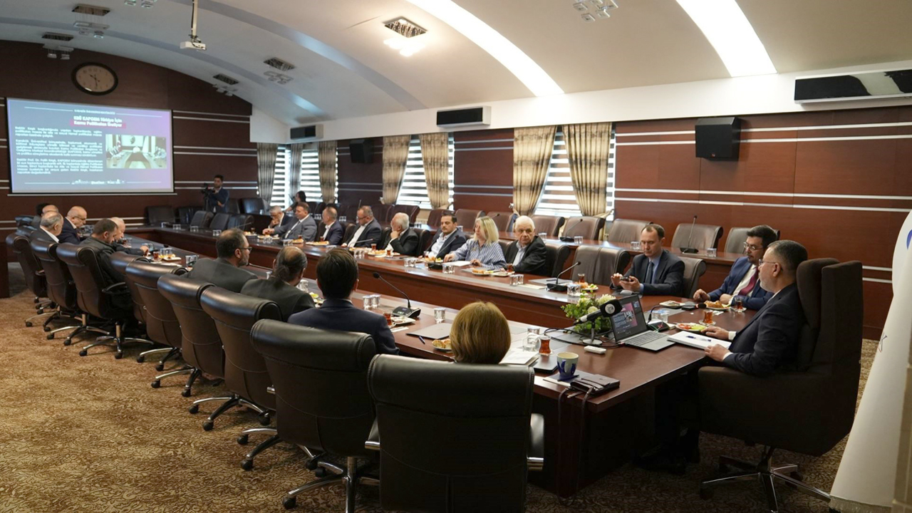Karabük Üniversitesi (KBÜ) Rektörü Prof. Dr. Fatih Kırışık, kentte faaliyet gösteren meslek kuruluşlarının temsilcileriyle bir araya gelerek şehir-üniversite iş birliğinin geliştirilmesine yönelik değerlendirmelerde bulundu.
