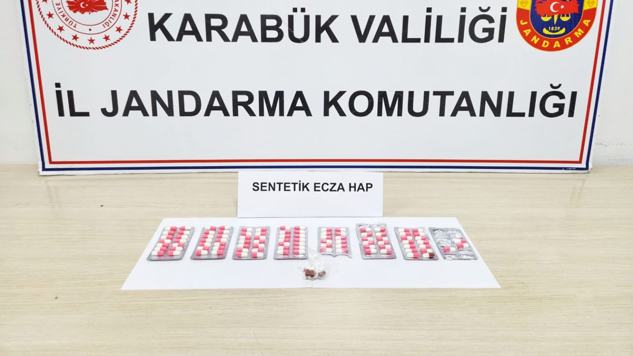 Karabük'te jandarma ekipleri tarafından düzenlenen operasyonda 102 adet sentetik ecza hap ele geçirildi.