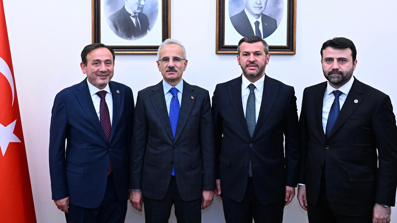 Karabük Milletvekilleri Cem Şahin ve Ali Keskinkılıç, Karabük Belediye Başkanı Özkan Çetinkaya Ulaştırma ve Altyapı Bakanı Abdulkadir Uraloğlu’nu Ankara’da ziyaret etti.