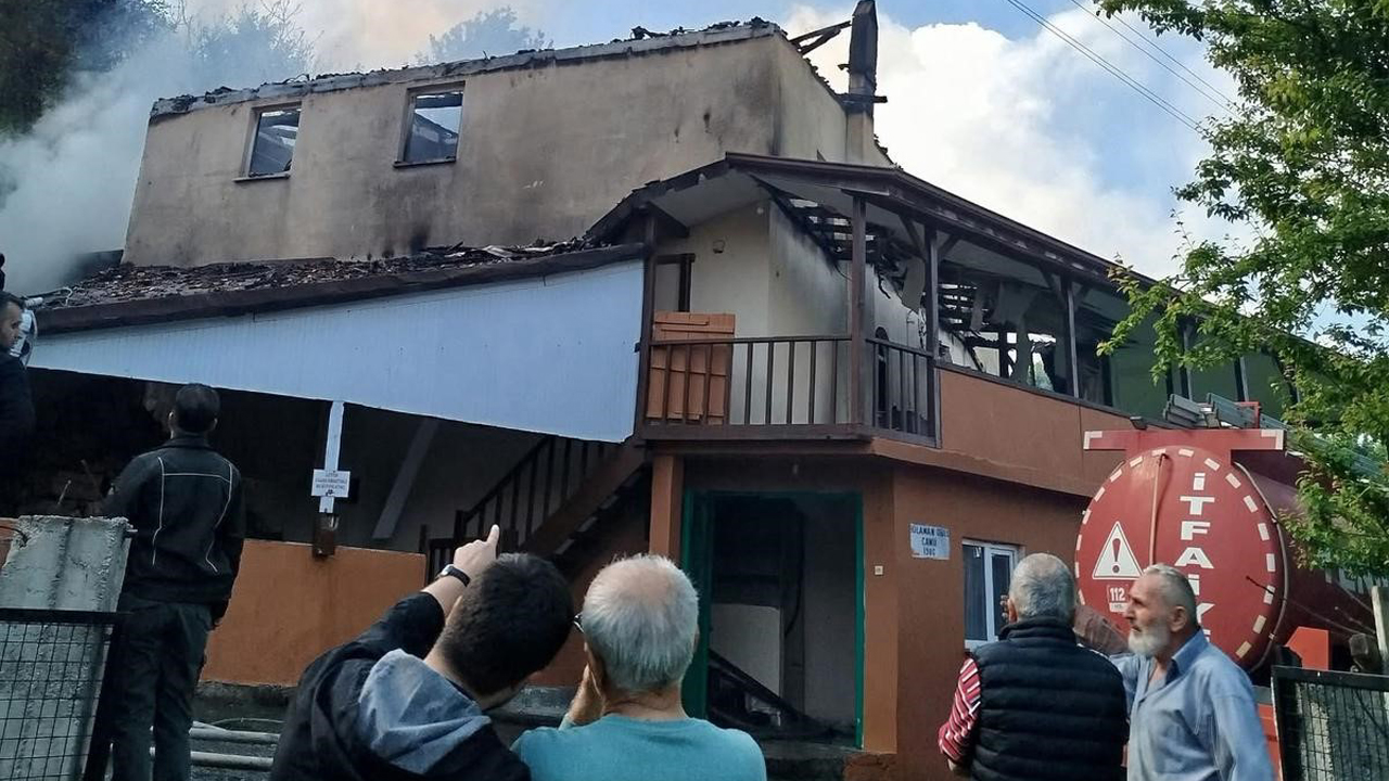 Karabük'ün Yenice ilçesinde camide çıkan yangın, itfaiye ekiplerinin müdahalesiyle söndürüldü.
