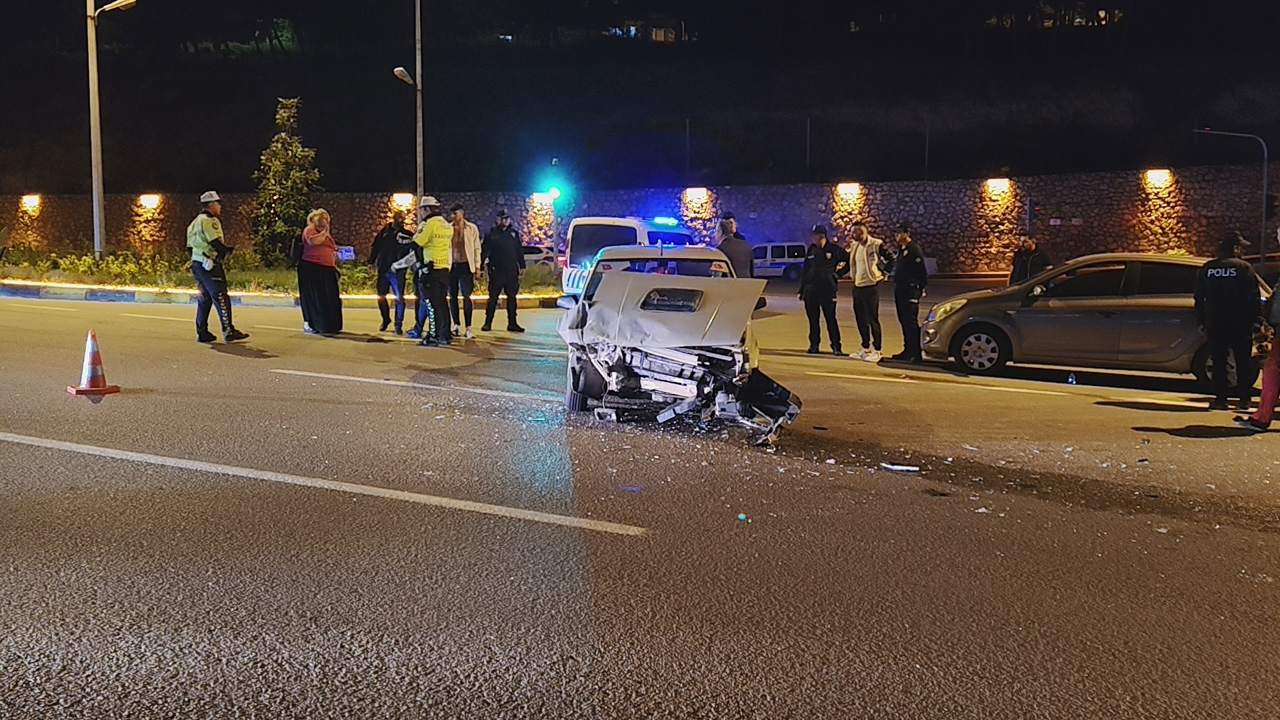 Karabük’te iki otomobilin çarpışması sonucu meydana gelen trafik kazasında 4 kişi yaralandı.