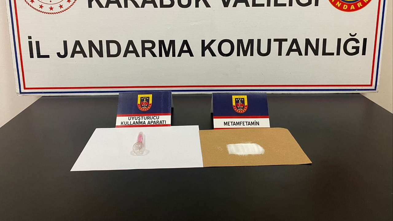 Karabük'te jandarma ekiplerince düzenlenen iki ayrı uyuşturucu operasyonunda toplam 15,52 gram metamfetamin ele geçirilirken 3 şüpheli gözaltına alındı.