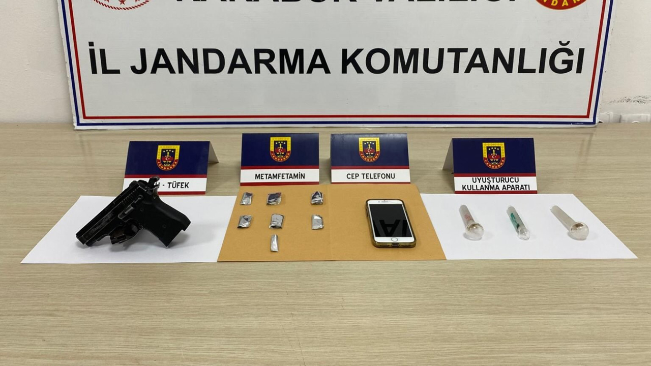 Karabük'te jandarma ekiplerince düzenlenen 4 ayrı uyuşturucu operasyonunda 9 şüpheli gözaltına alınırken çok sayıda uyuşturucu madde ile ruhsatsız tabanca ele geçirildi.