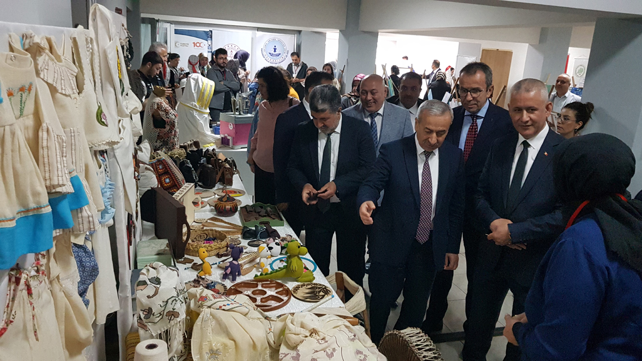 Karabük'te Halk Eğitim Merkezlerinde düzenlenen kurslarda yapılan el emeği göz nuru çalışmalar, "Hayat Boyu Öğrenme Haftası" kapsamında gerçekleştirilen açılış programıyla sergilendi.