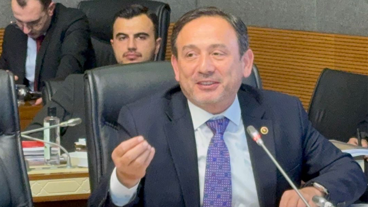 TBMM Kamu İktisadi Teşebbüsleri (KİT) Komisyonu’nda Et ve Süt Kurumu gündeme alındı. Komisyon Katip Üyesi AK Parti Karabük Milletvekili Durmuş Ali Keskinkılıç, Et ve Süt Kurumu’nun stratejik rolüne dikkat çekerek, hayvancılıktaki en temel sorunun yem maliyetleri ve mera yetersizliği olduğunu vurguladı. Keskinkılıç, “Olay et meselesi, ot meselesidir.” dedi.