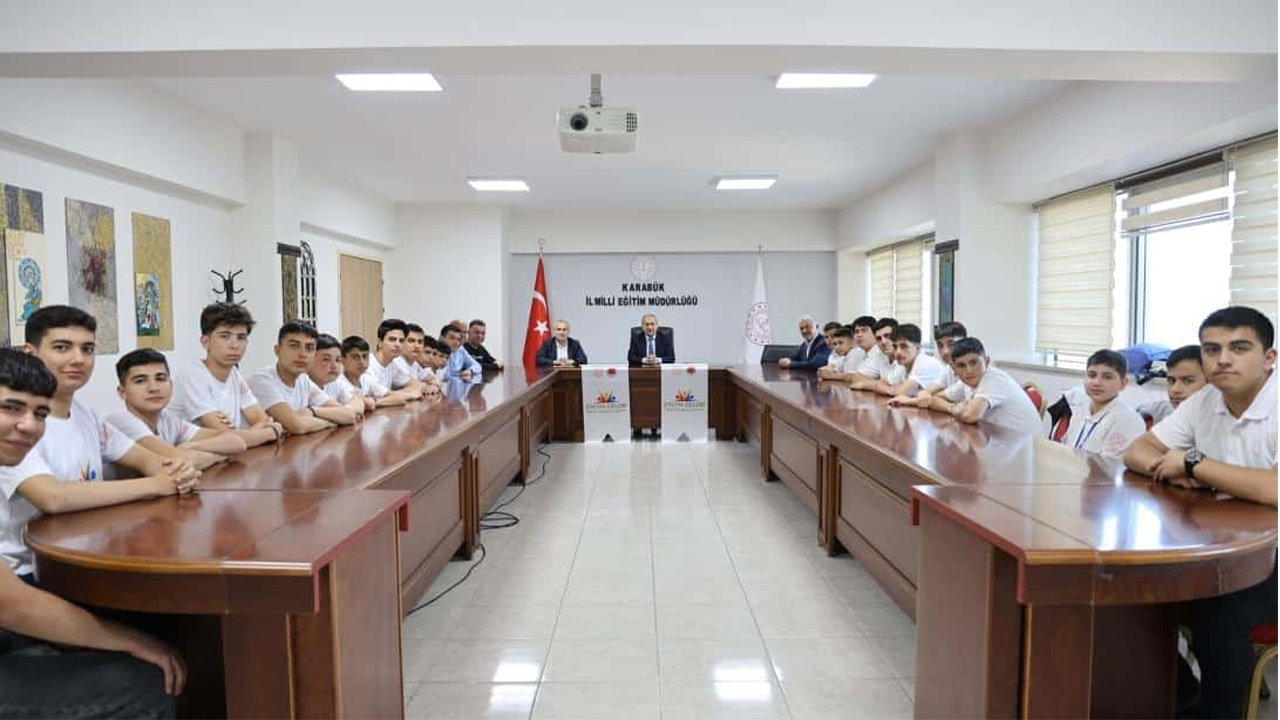 İl Millî Eğitim Müdürü Nevzat Akbaş, "Geçici Hayatlar Kalıcı Miraslar Peşinde" projesi kapsamında böylesi anlamlı etkinlikle bir araya gelmekten mutlu olduğunu ifade ederek misafirleri ile tanıştı.