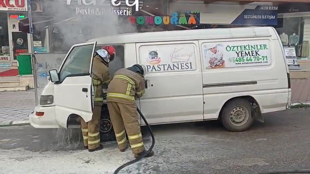 Karabük’ün Safranbolu ilçesinde park halindeki bir panelvan minibüste çıkan yangın, itfaiye ekiplerinin müdahalesiyle söndürüldü.