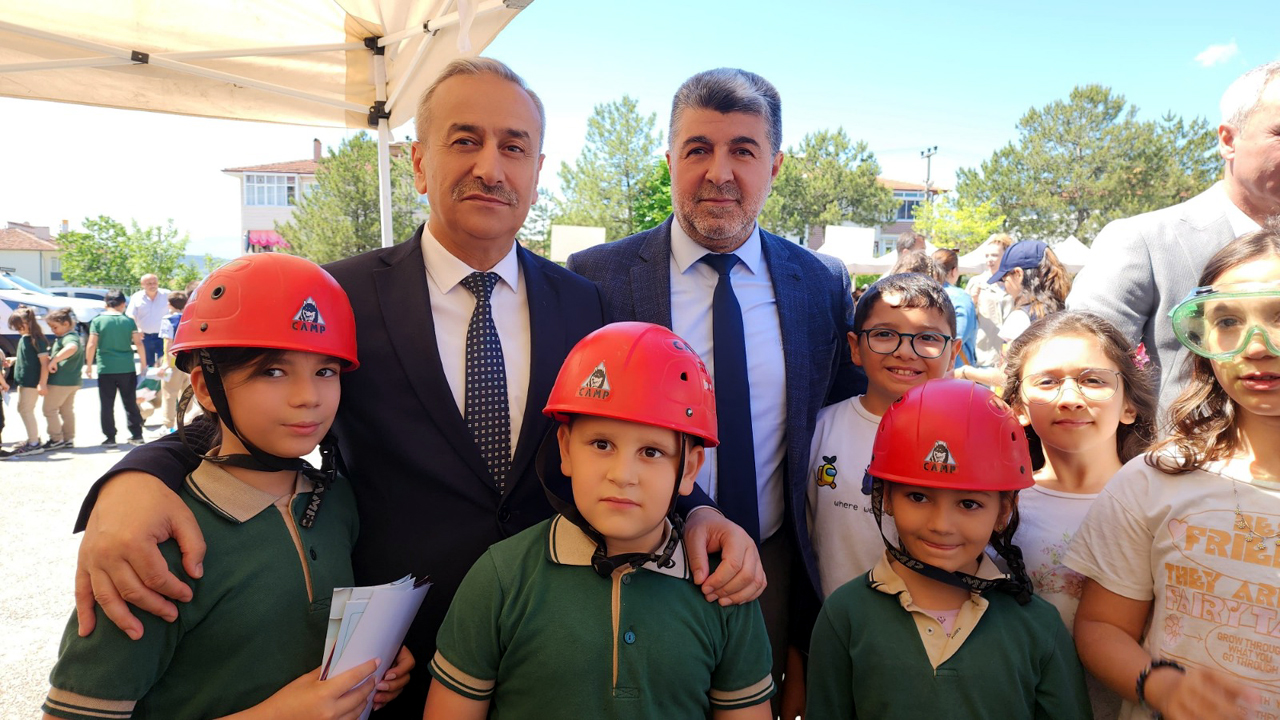 Karabük Valiliği’nin koordinatörlüğünde Karabük İl Sağlık Müdürlüğü ve İl Milli Eğitim Müdürlüğü iş birliğiyle hayata geçirilen "Sağlıklı Çocuk, Sağlıklı Gelecek Programı", 5000 Evler Şehit Mehmet Dinçel Okulu’nda yoğun katılımla gerçekleştirildi.