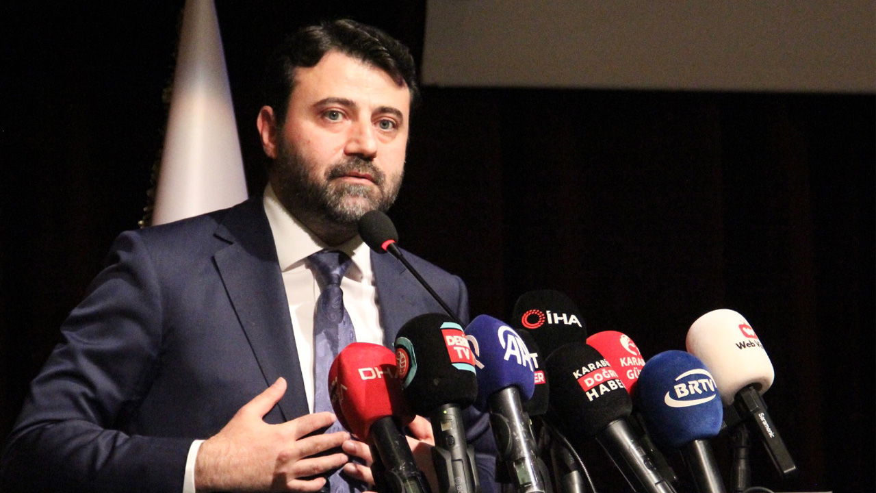 AK Parti Genel Sekreter Yardımcısı ve Karabük Milletvekili Cem Şahin, terörsüz bir Türkiye hedefine ilişkin çok ciddi adımların atıldığını ve atılmaya devam edildiğini belirterek, "Muhalefetin ne dediğine bakmayın. Sayın Cumhurbaşkanımıza, hükümetimize güvenin. Orada çok önemli, tarihî gelişmeler yaşanıyor. Muhalefetin içine düştüğü dipsiz kuyular, milletimizin vicdanında da karşılık bulmuyor. Milletimiz, onları o yalnızlığın içinde, o dipsiz kuyularda bırakacaktır inşallah." dedi.