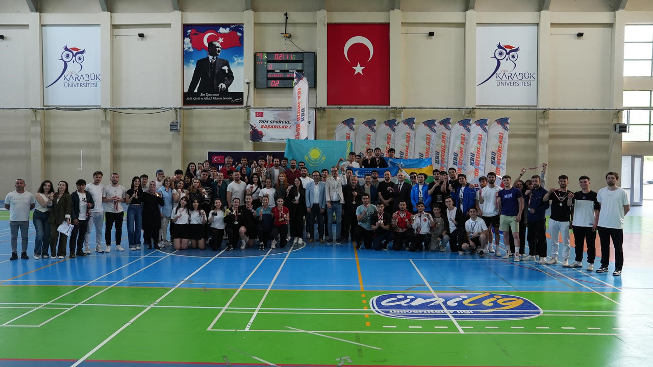 Karabük Üniversitesinde (KBÜ) bu yıl düzenlenen spor oyunları, yoğun katılım ve renkli mücadelelere sahne olurken, dereceye giren sporcular düzenlenen törenle ödüllerini aldı.