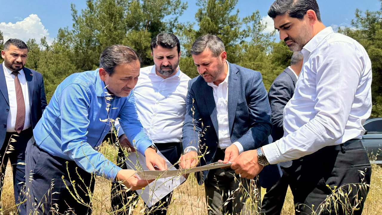 Karabük Milletvekilleri Cem Şahin ve Ali Keskinkılıç, Karabük Belediye Başkanı Özkan Çetinkaya ve AK Parti Karabük İl Başkanı Ferhat Salt, Kızılcaören bölgesinde inşa edilmesi planlanan yeni gar sahasında saha incelemelerinde bulundu.