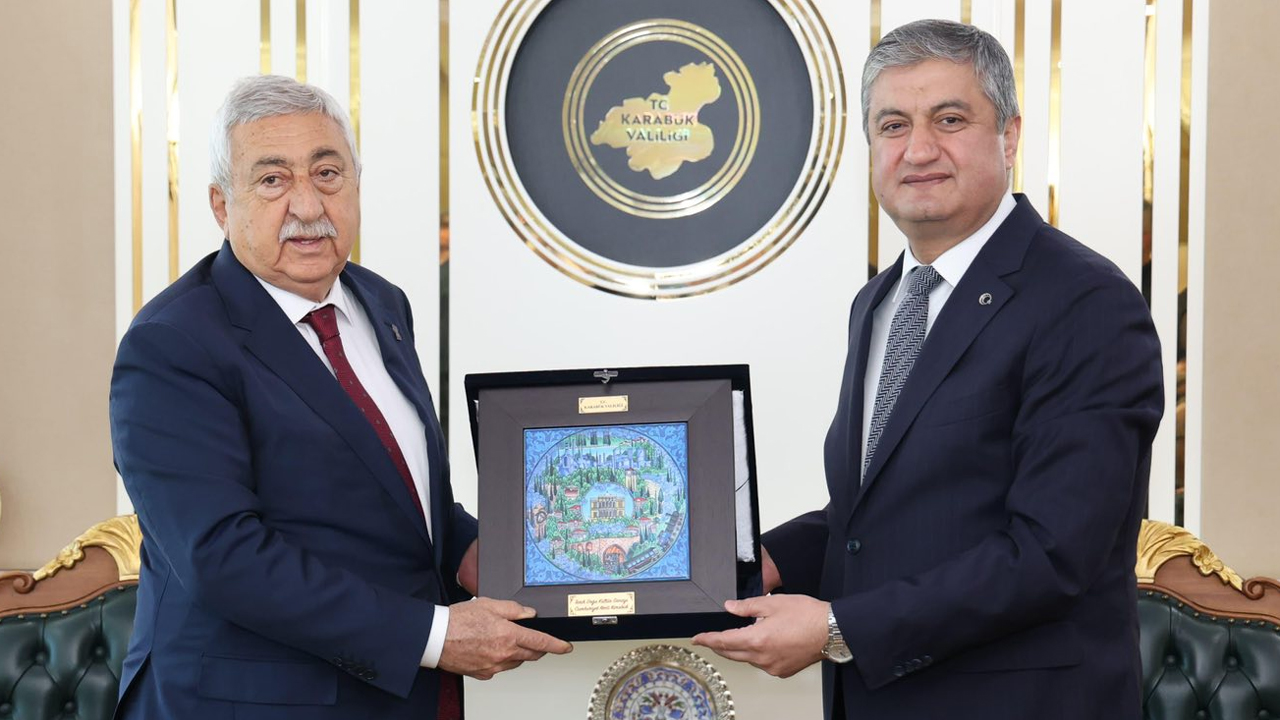 Türkiye Esnaf ve Sanatkârları Konfederasyonu (TESK) tarafından düzenlenecek bölge toplantısına katılmak üzere Karabük’e gelen TESK Genel Başkanı Bendevi Palandöken ve beraberindeki heyet, Karabük Valisi Mustafa Yavuz’u makamında ziyaret etti.