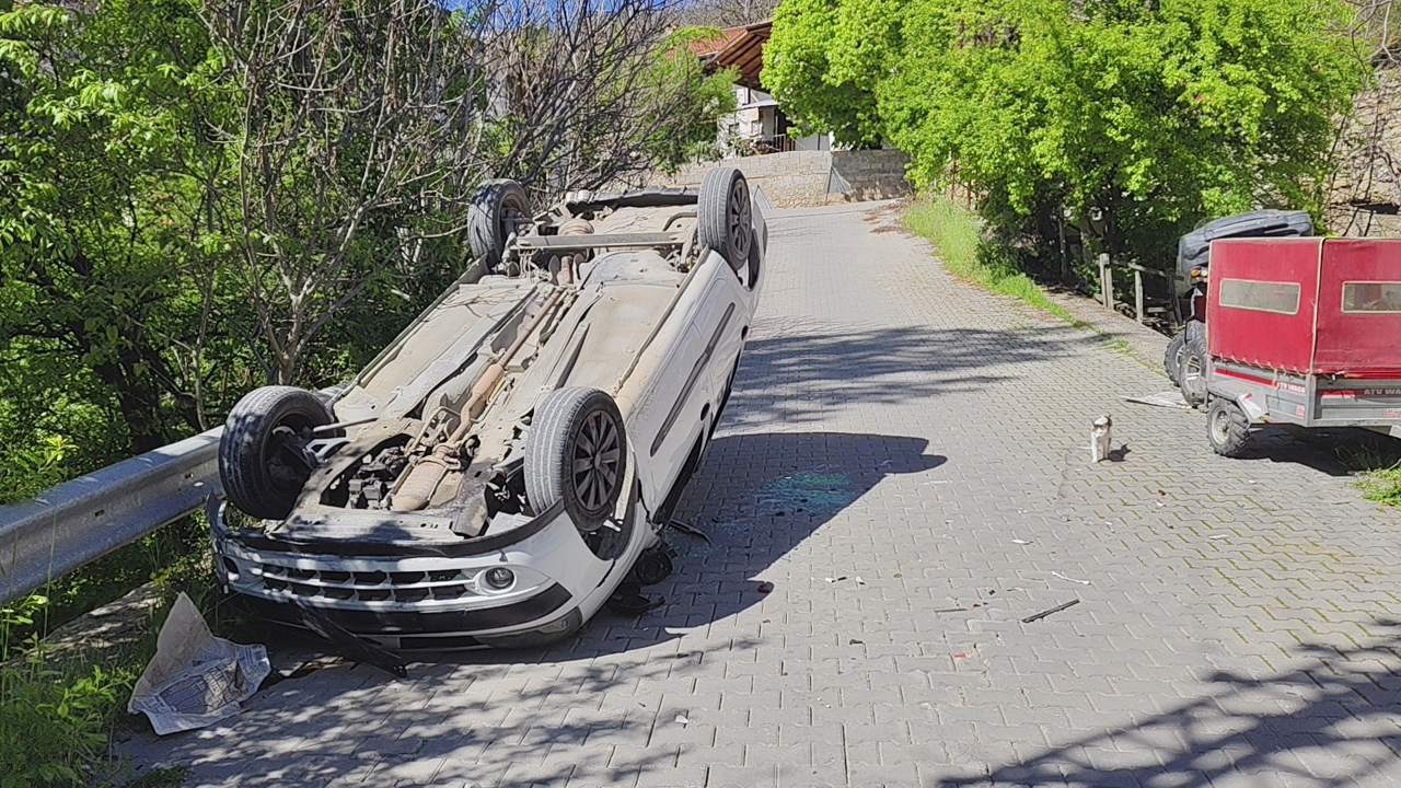 Karabük'ün Safranbolu ilçesinde meydana gelen trafik kazasında bir otomobil ters dönerken, kazada maddi hasar meydana geldi.
