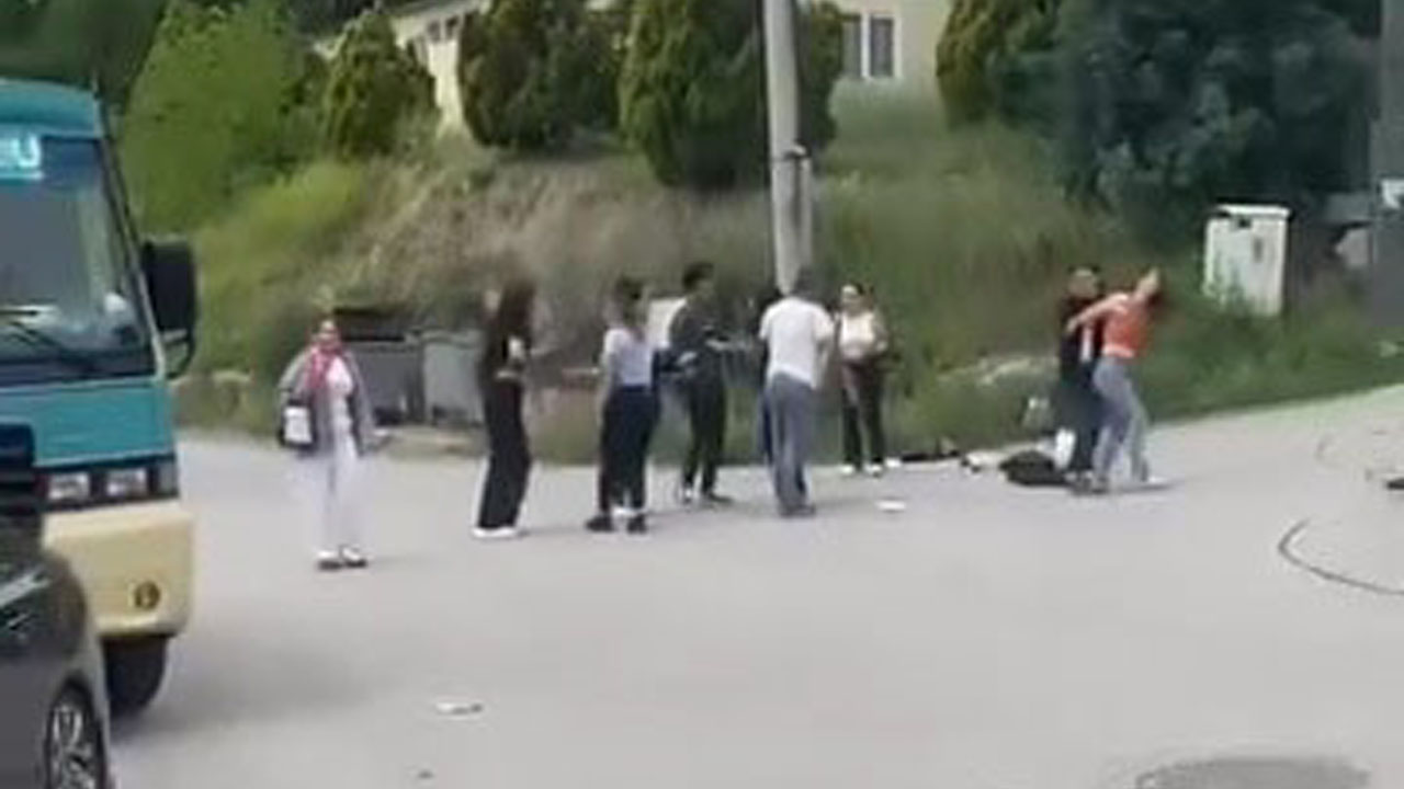 Karabük’ün Safranbolu ilçesinde, "erkek arkadaşıma yan baktın" iddiasıyla tartışan 2 üniversite öğrencisi genç kız sokak ortasında saç saça kavga etti.