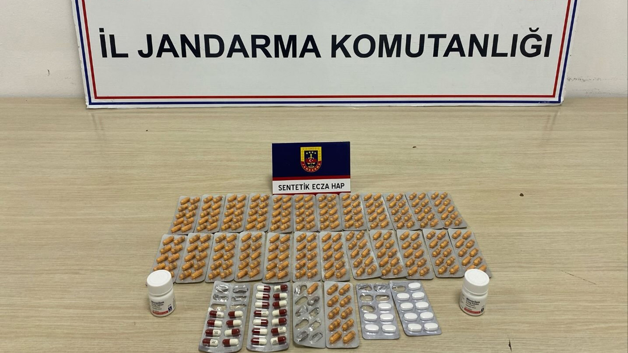 Karabük merkez ve Eskipazar ilçelerinde jandarma ekiplerince düzenlenen uyuşturucu operasyonlarında 7 kişi yakalanırken 369 adet uyuşturucu hap ele geçirildi.